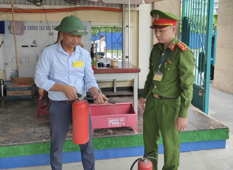 Đội Chữa cháy và CNCH khu vực 1: Đảm bảo an toàn PCCC và CNCH trong kỳ thi tốt nghiệp THPT năm 2026. 